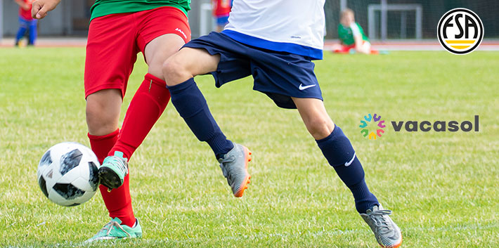 Zwei Nachwuchsspieler im Zweikampf um den Ball.